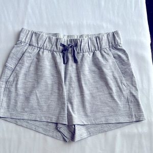 Lululemon On the Fly Active Short, Grey White Stripe Size 8 Excellent Like New